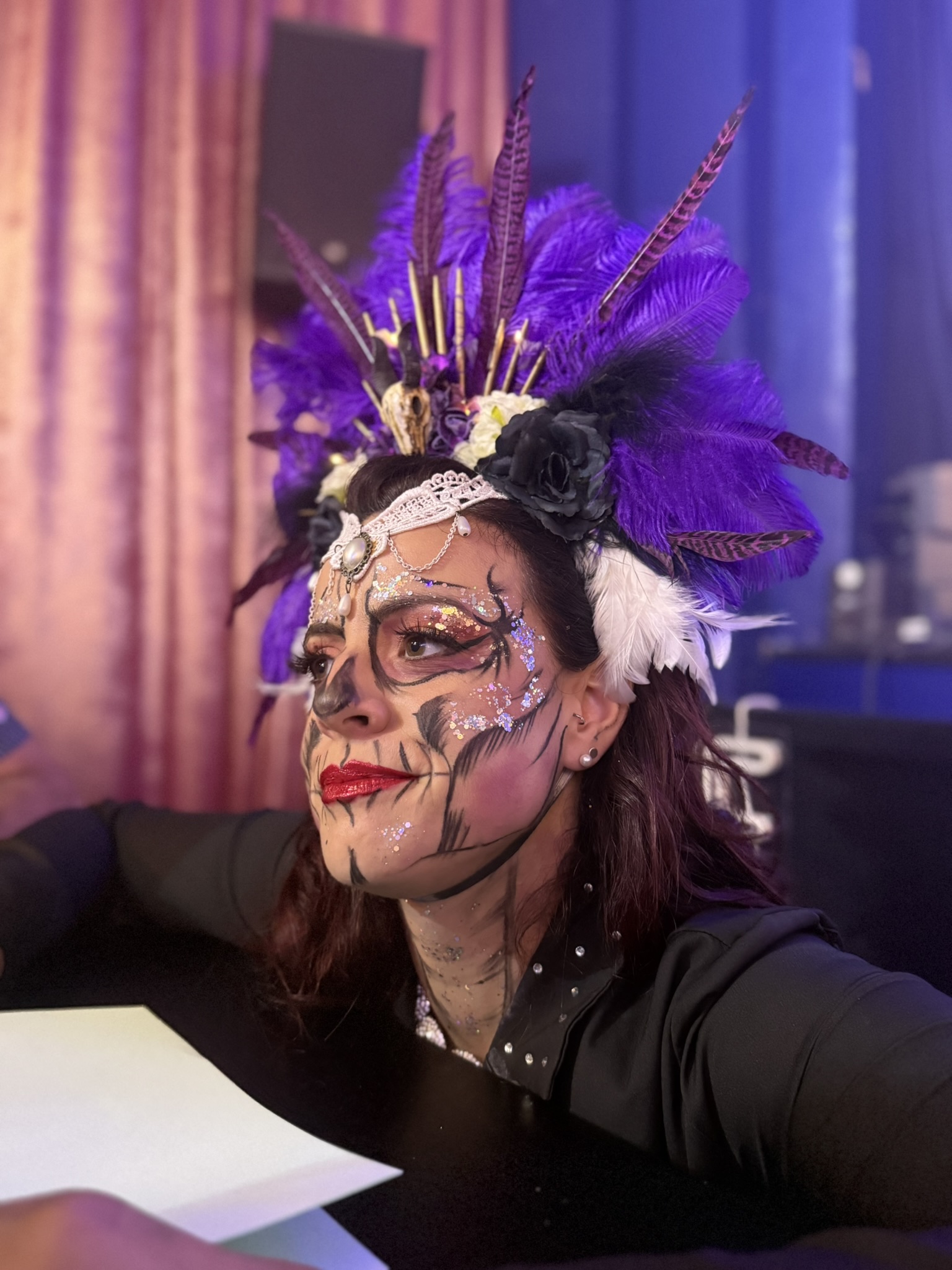 SINDOREL REDPEONY Performance Artistique - Maquillage créatif et coiffe à plumes violettes